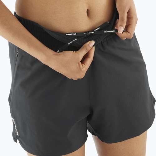 Salomon SHAKEout Core 4" női futónadrág mély fekete